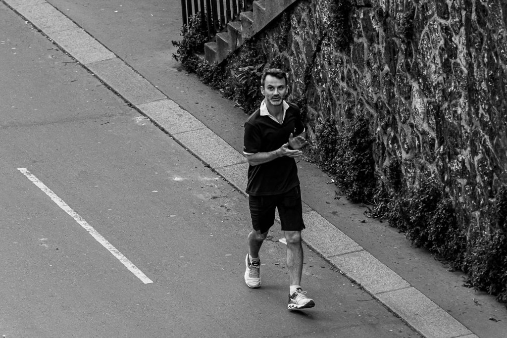Sportif pendant le confinement 2020 en train de courir sur la piste cyclable du quai de l'Oise