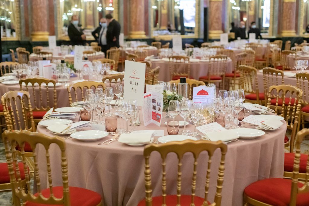 Table dressée lors de La Grande Tablée, décembre 2021, à l'Hôtel Intercontinental, Paris 09. 