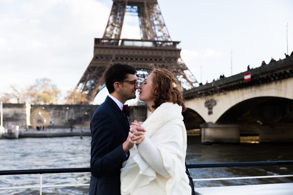 Mariage à Paris, sur une péniche en croisière sur la Seine. Crédit photo Stéphanie Boillon - Justphotographie.
