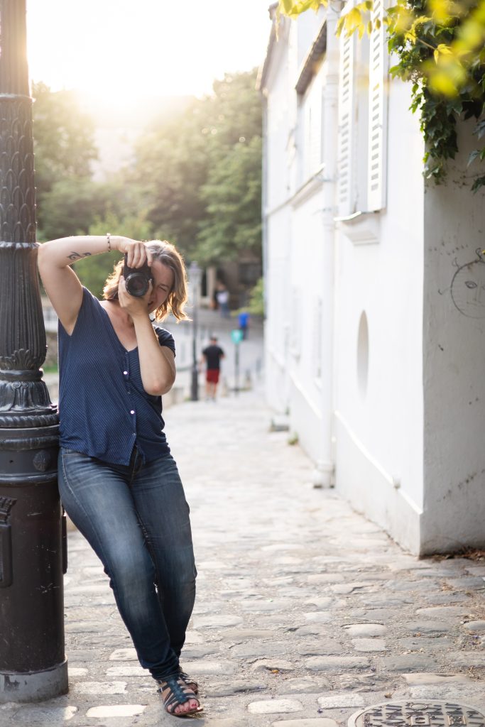 La photographe Stéphanie Boillon avec son appareil.