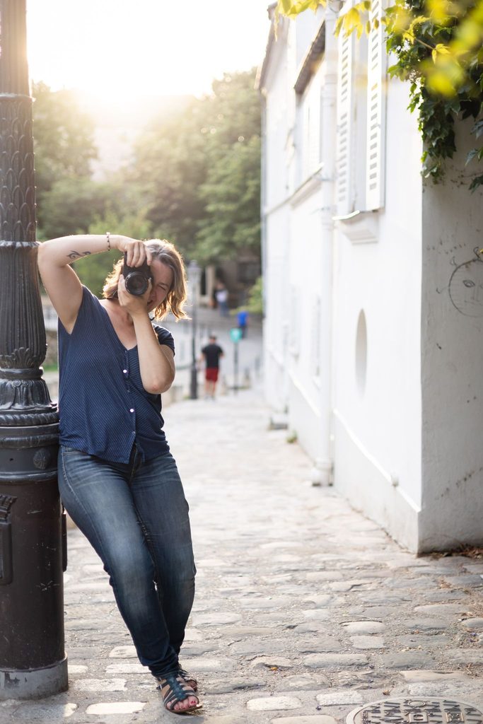 La photographe Stéphanie Boillon avec son appareil, en train de faire une photo. 