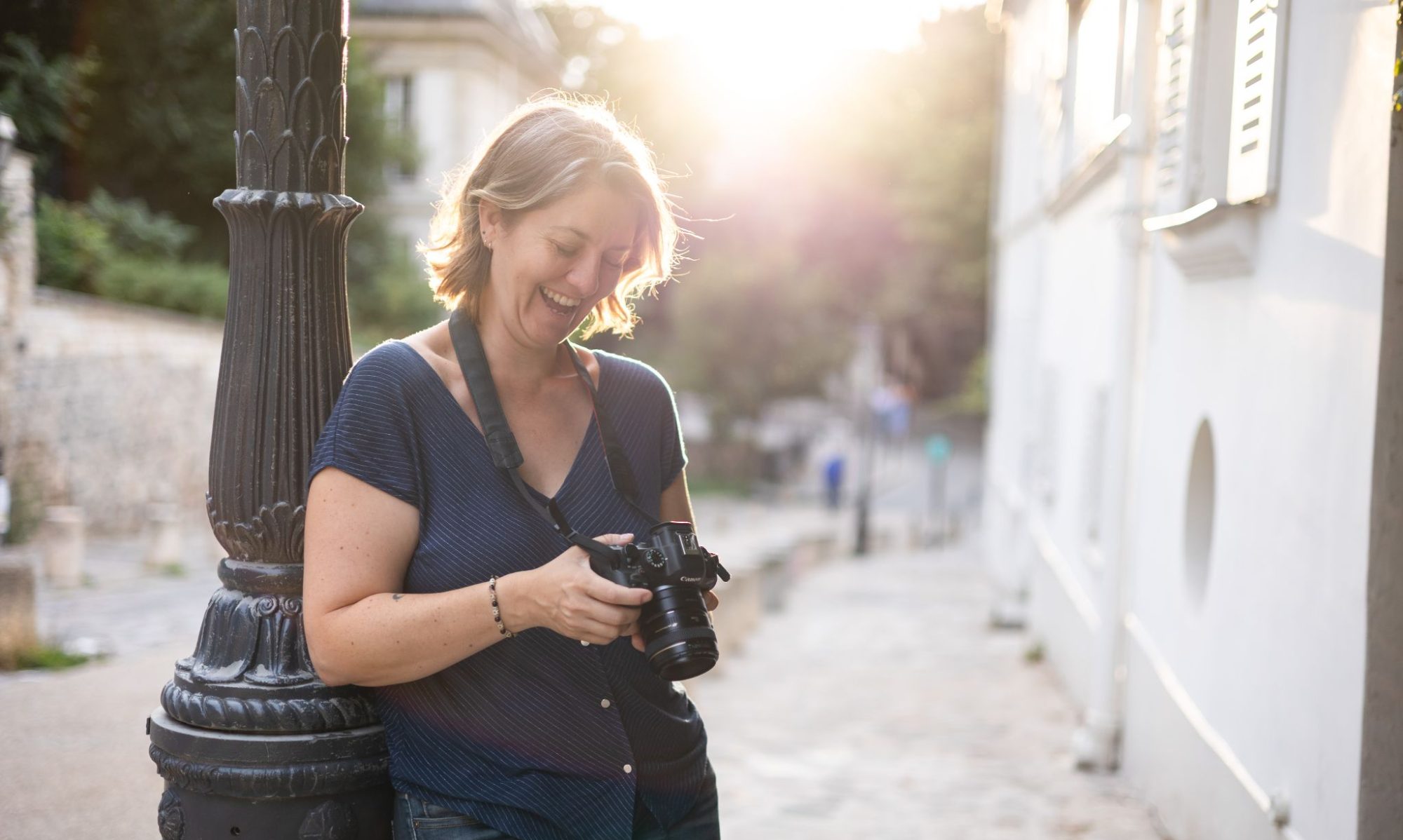 La photographe Stéphanie Boillon avec son appareil photo.